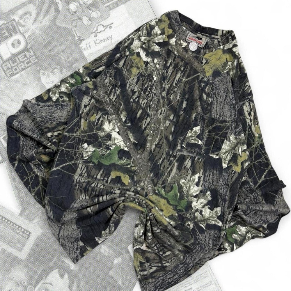 Vintage 90’s Mossy Oak Graphic Hunting & Workwear Camo Long sleeve Tee W/ Pocket
